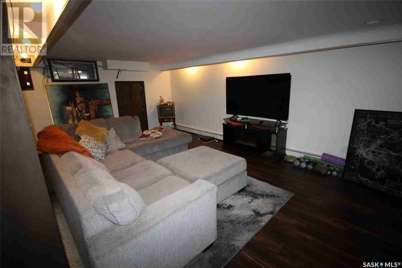 215 7th AVENUE E