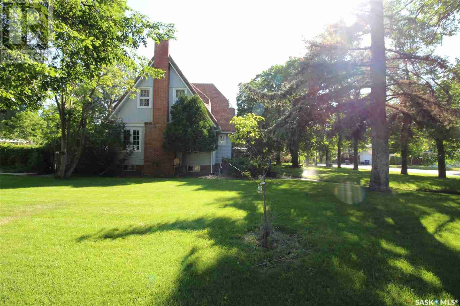 215 7th AVENUE E
