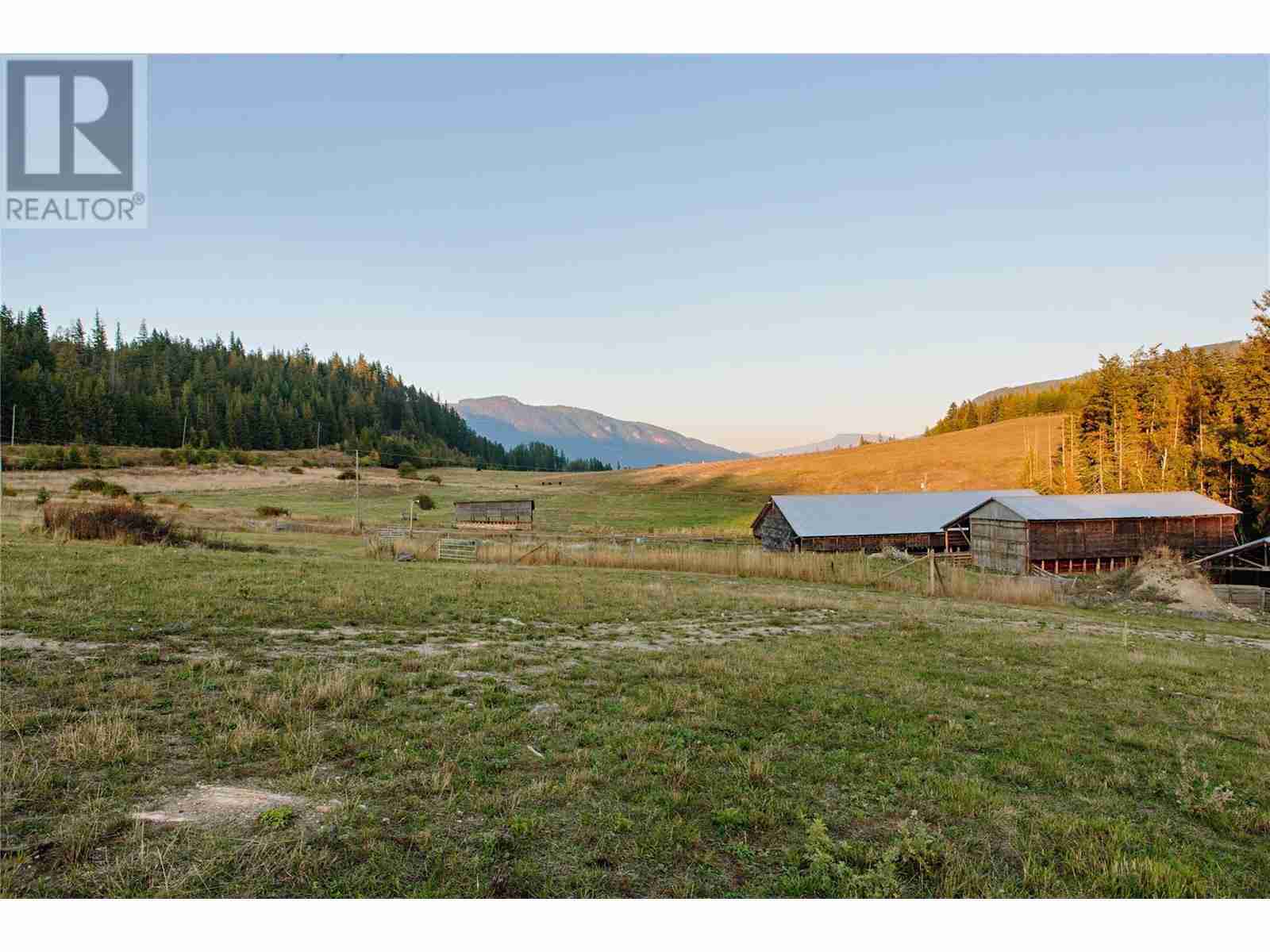 6525 Worrall Road Tappen / Sunnybrae