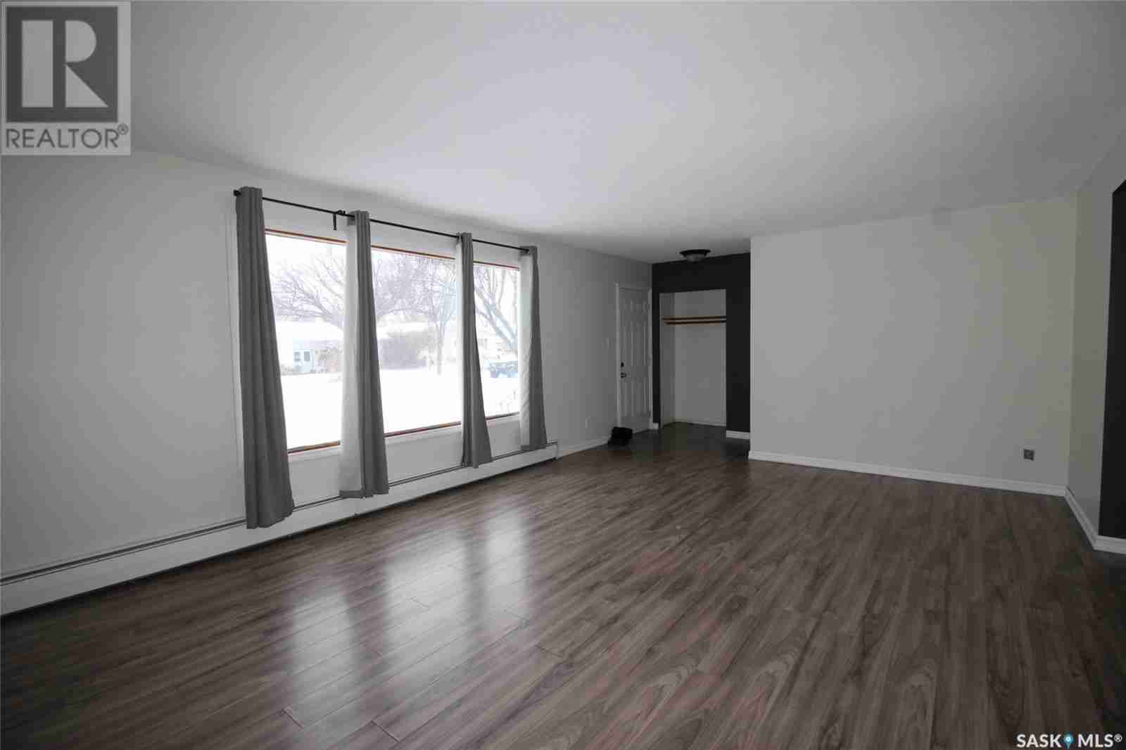 656 4th STREET W