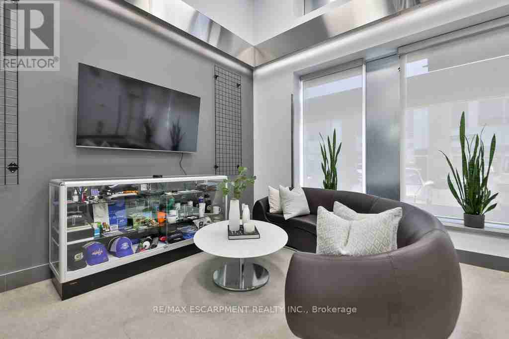 36 - 1225 QUEENSWAY E