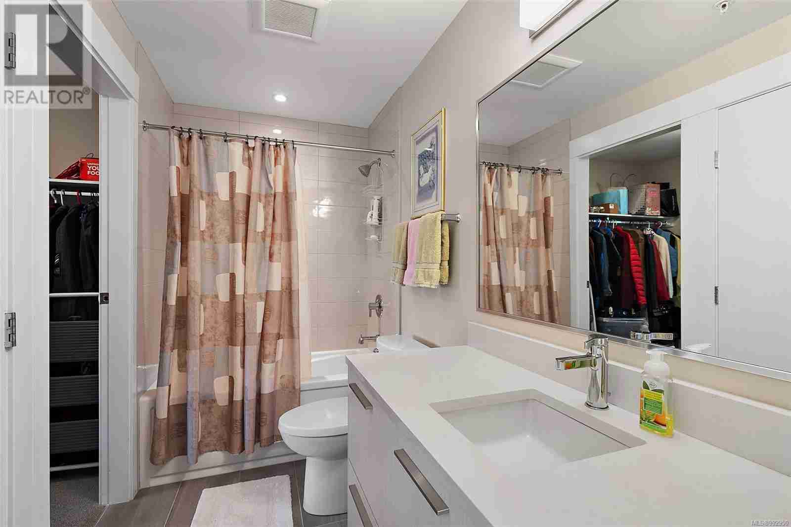 206 2500 Hackett Cres Saanichton