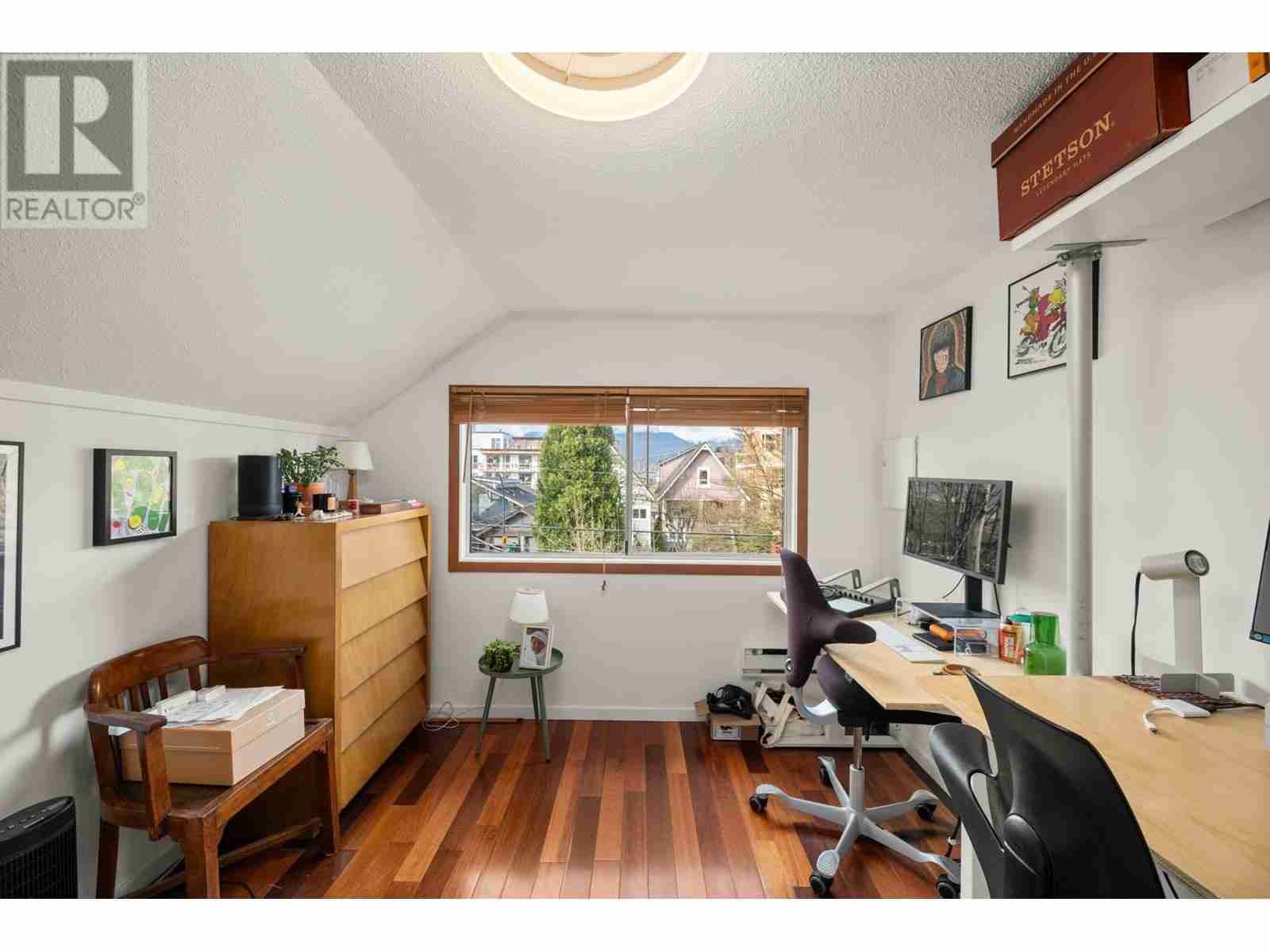 2128 E PENDER STREET-19;