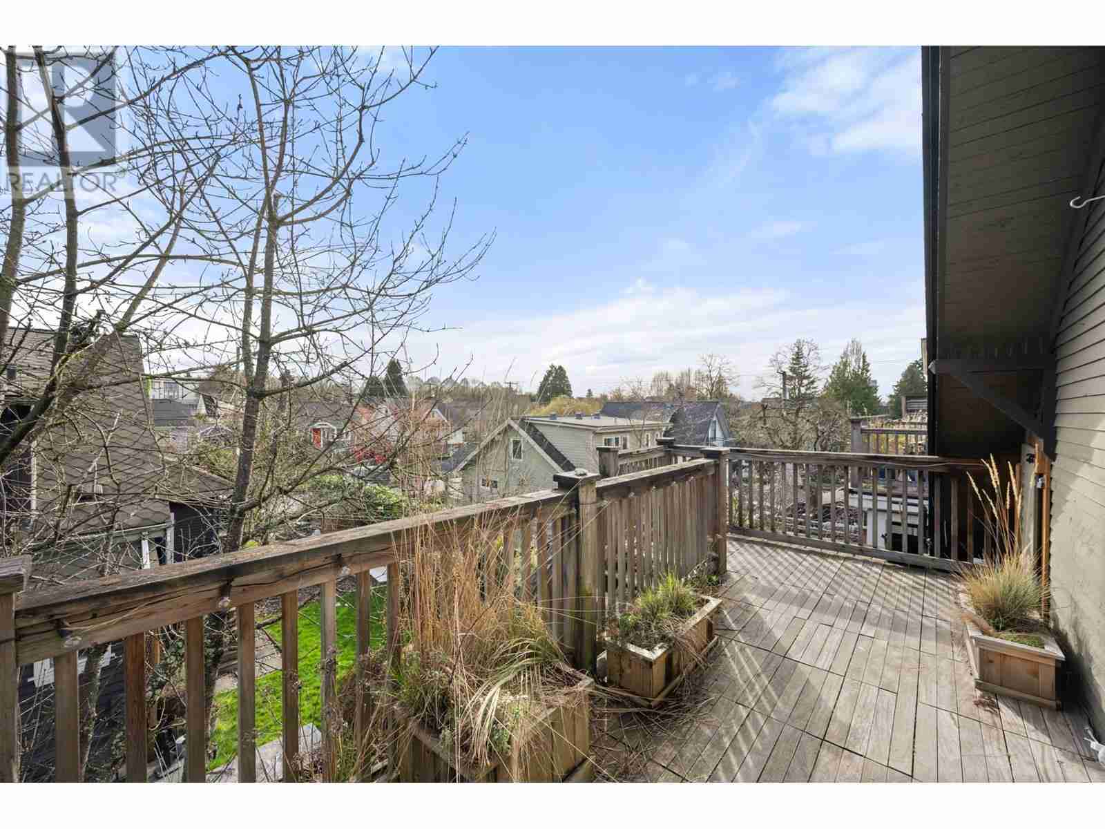 2128 E PENDER STREET-19;