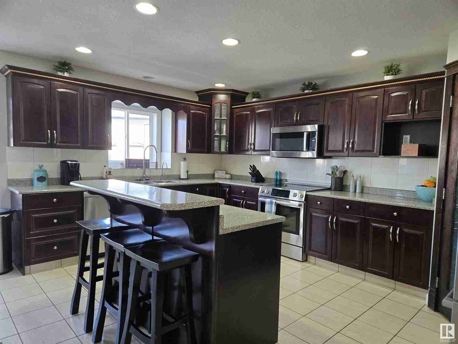 6002 55 AV Eaglemont Heights