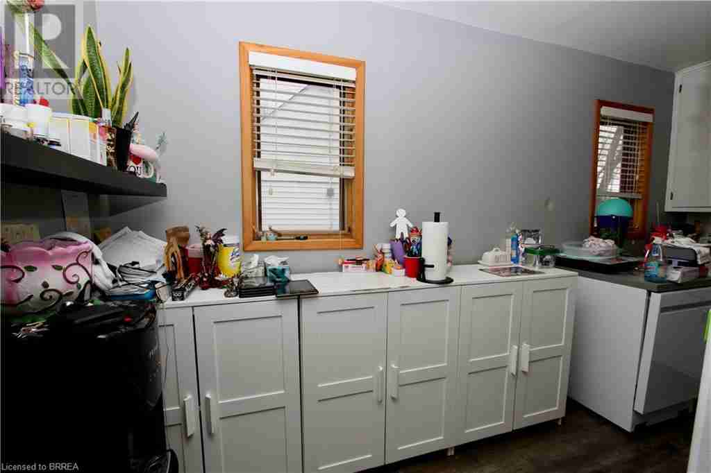 8 SUNSET Avenue 2038 - Holmedale