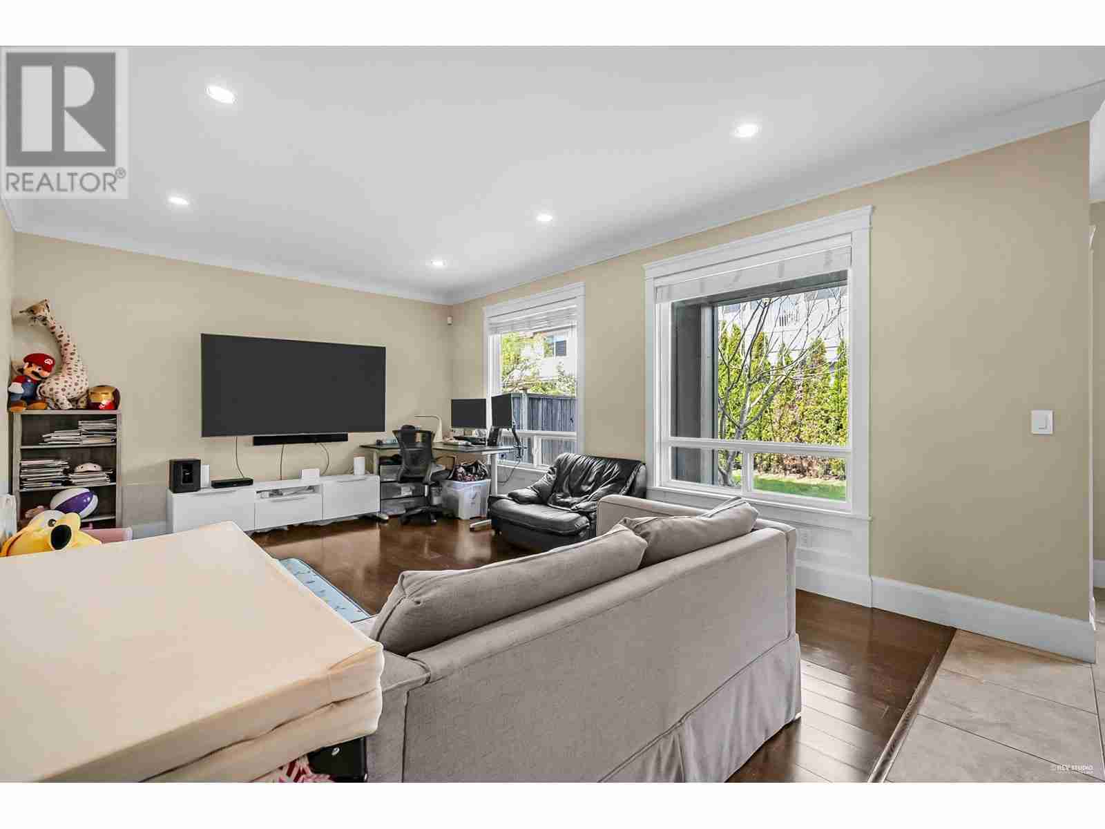 6191 DUNSMUIR CRESCENT