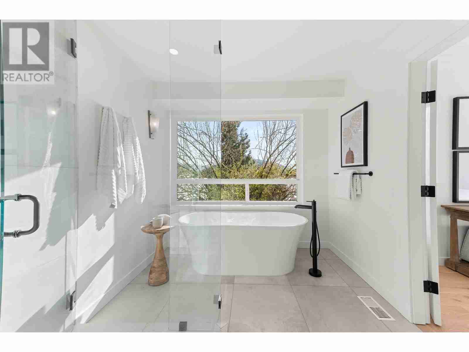 5538 Lakeshore Road Upper Mission
