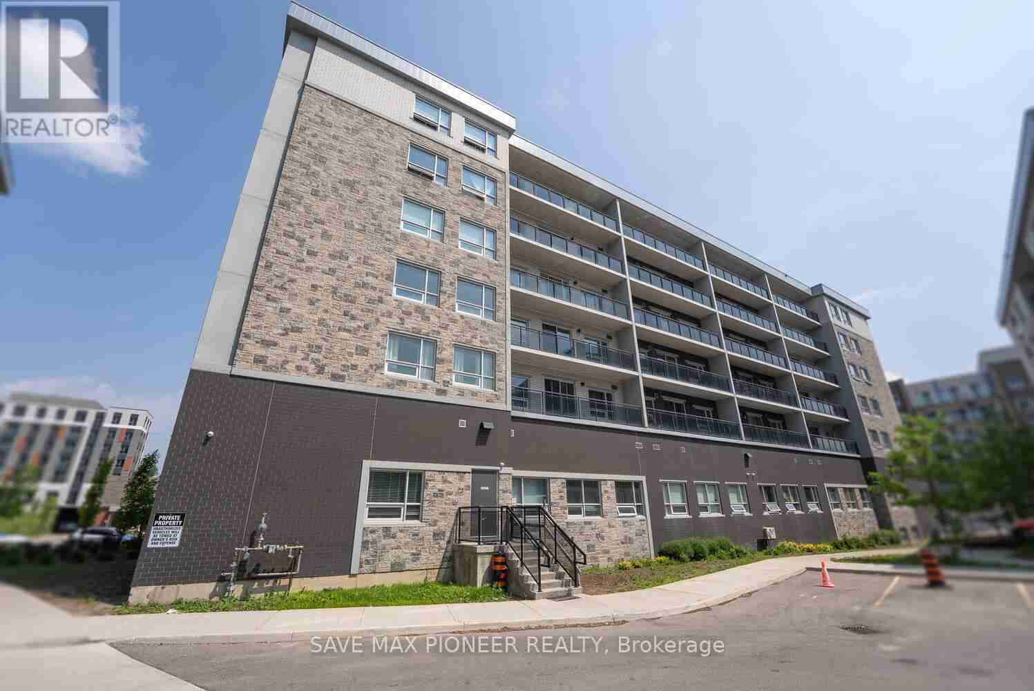 G215 - 275 LARCH STREET