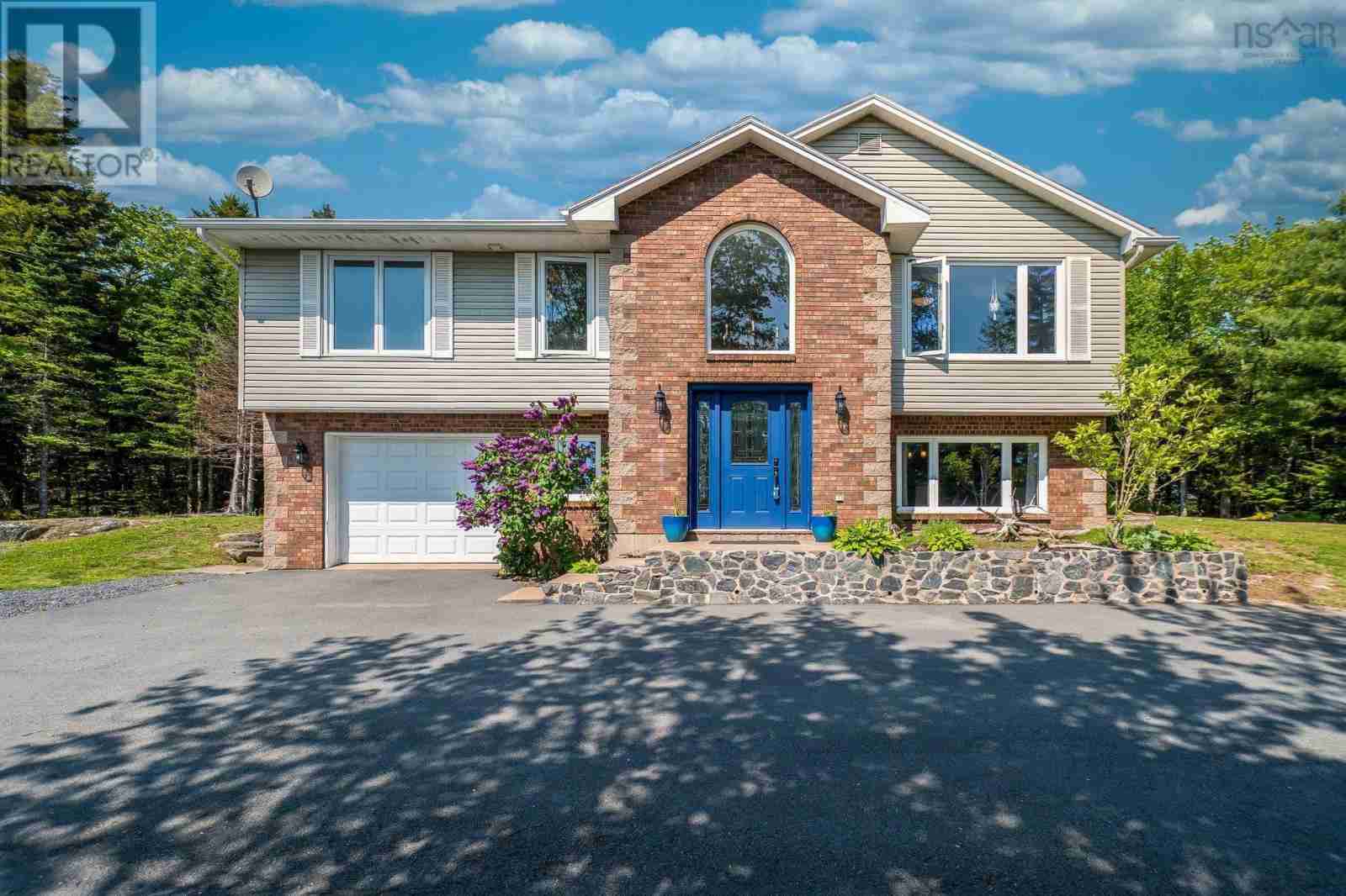 28 Roupen Crt Court