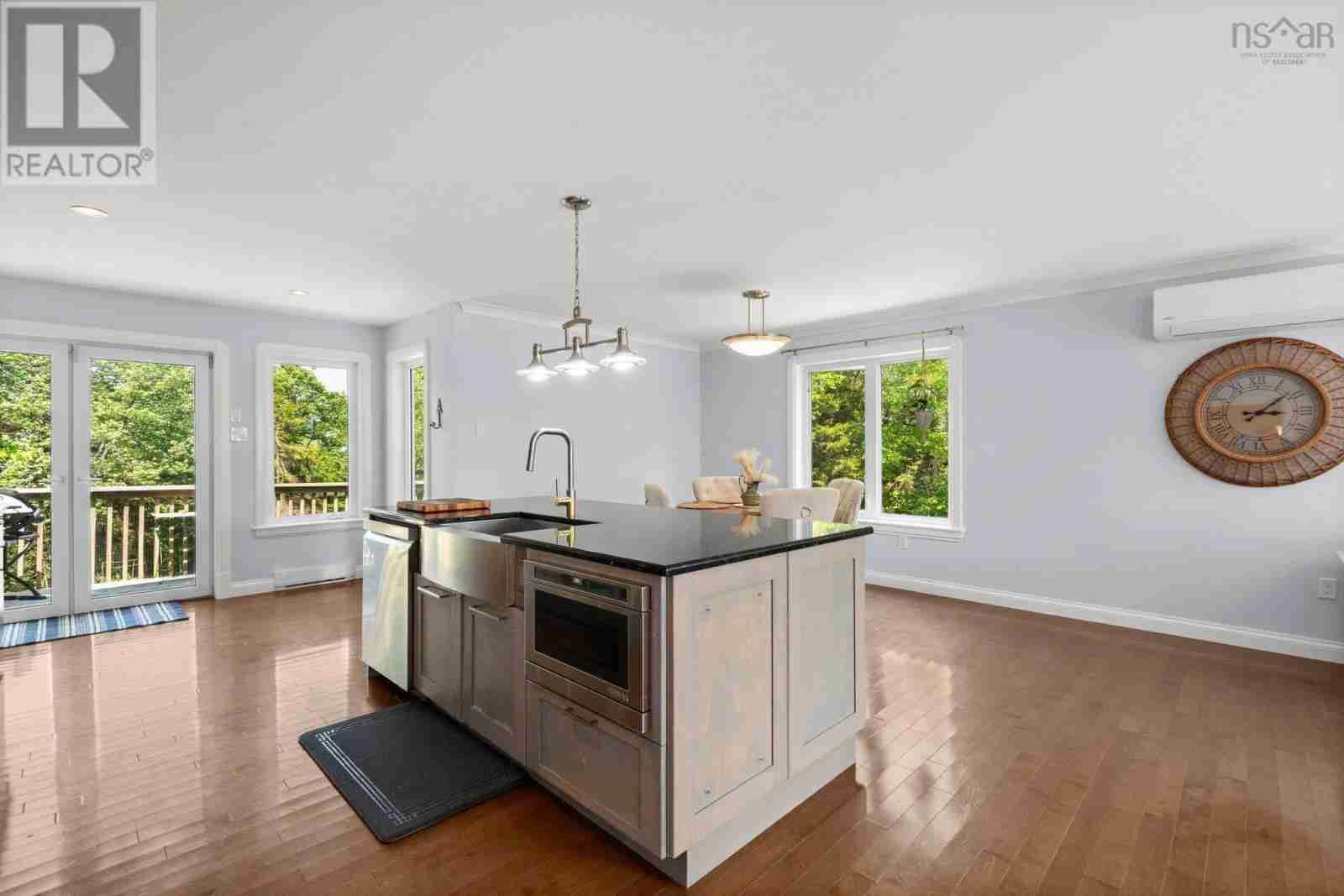 28 Roupen Crt Court