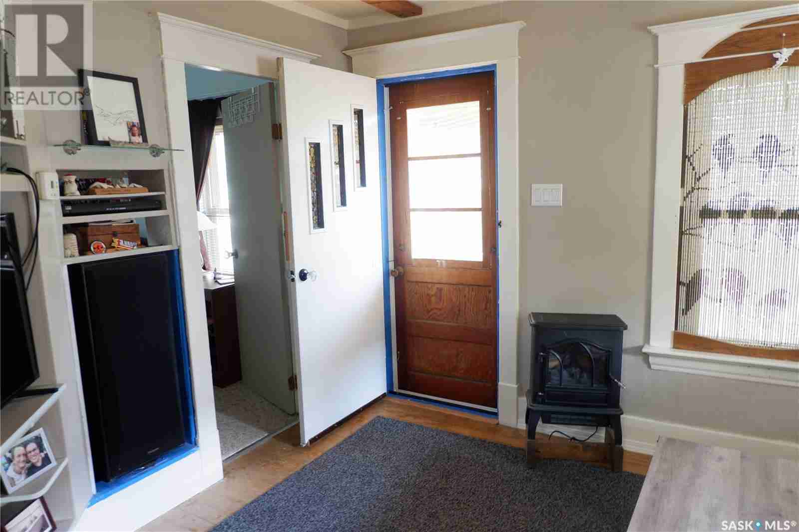 211 2nd AVENUE W