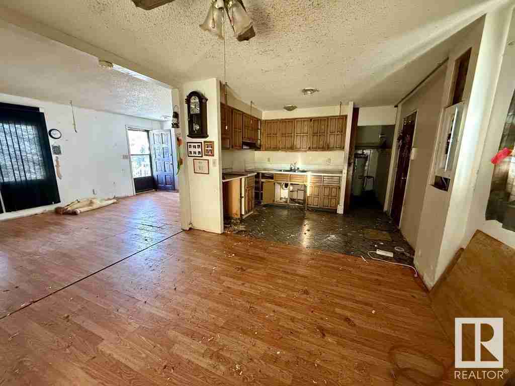 #313 53222 RR272 Parkland Village