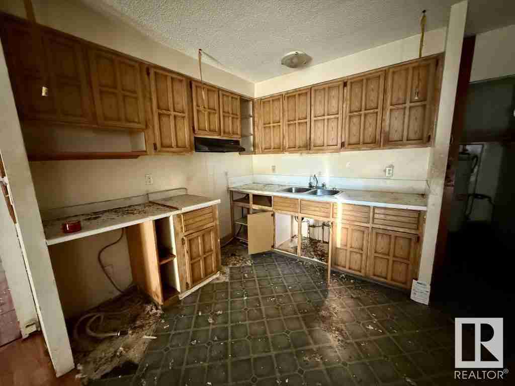 #313 53222 RR272 Parkland Village