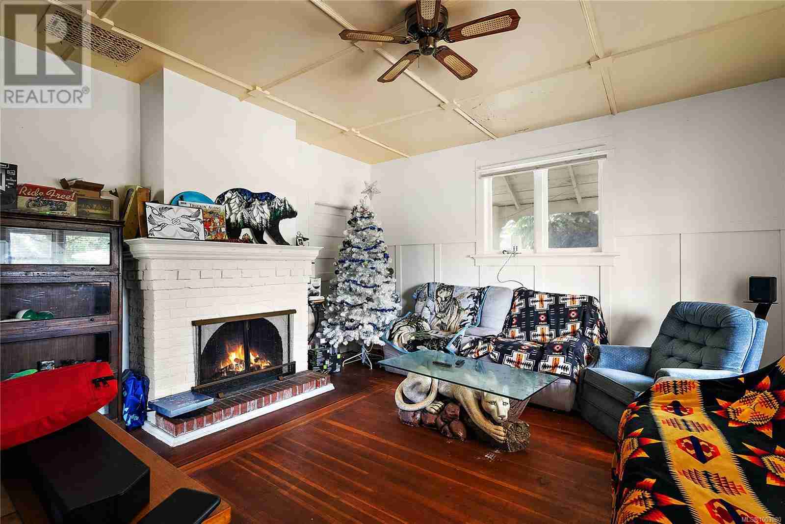 3749 Quadra St Quadra