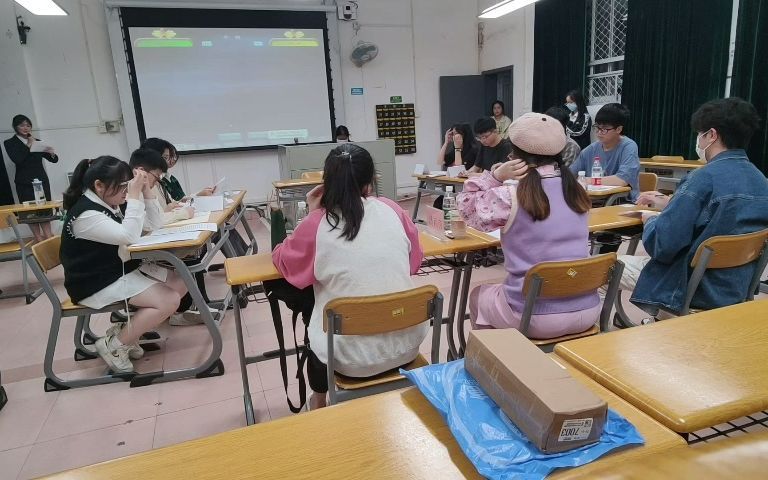 初赛 大数据算法代替人类决策利大于弊还是弊大于利 正：树上的鸟儿成双队vs反：下岗工人再就业队