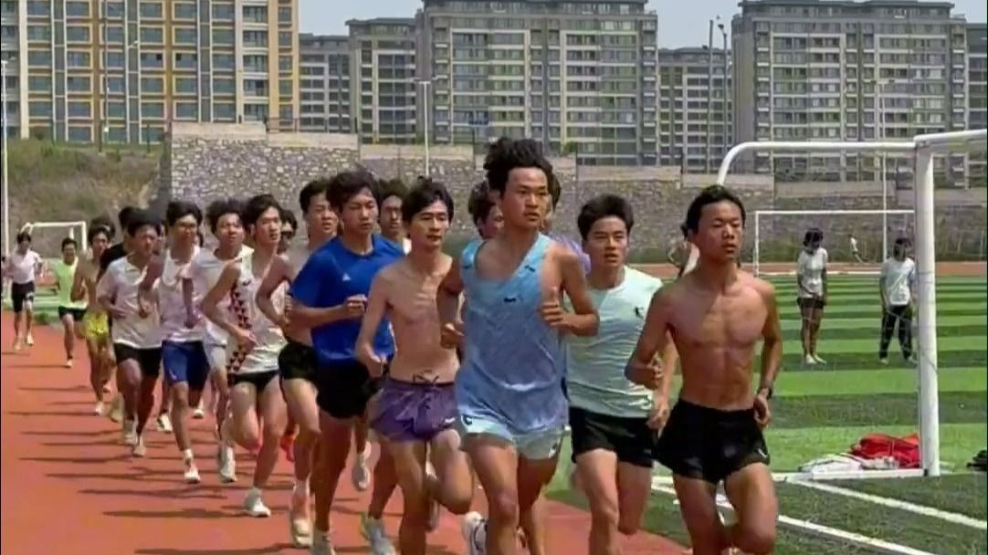 集体3公里陈泽龙及比赛队员：2km+3-4个150m800m专项动员：7个150m+2个200m