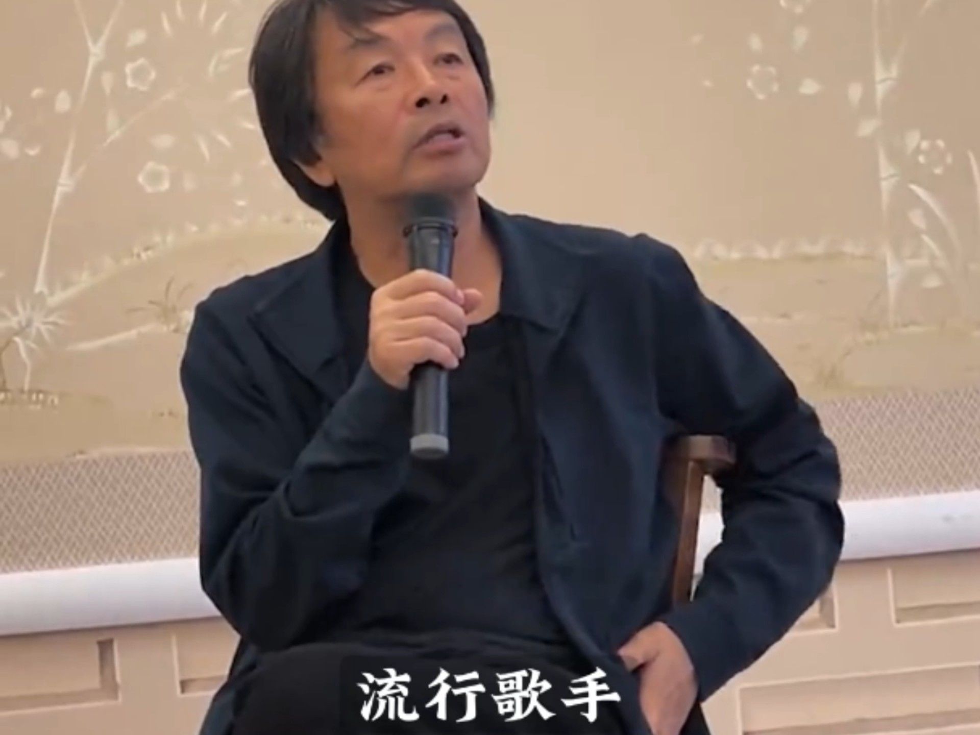 一个歌手凭什么的诺贝尔文学奖？刘震云：答案在风中飘