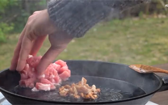 【猪肉炒饭】野外做饭/Fatty Pork Fried Rice/【Cast Iron Skillet】