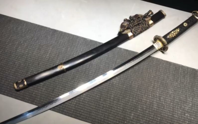 尺寸（cm）：全长103刃长72柄长26刃宽3.2除鞘重约1100g全重、约1400g
