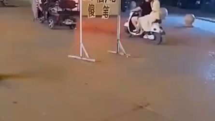 前方施工，车辆绕行