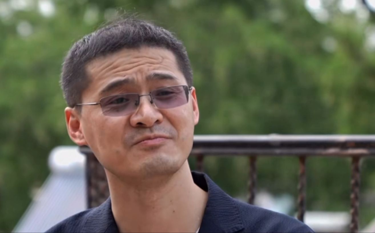 “不必太纠结于当下，也不必太忧虑未来，当你经历过一些事情以后，眼前的风景已经和从前不一样了，人生没有无用的经历，只要我们一直向前走，天总会亮”