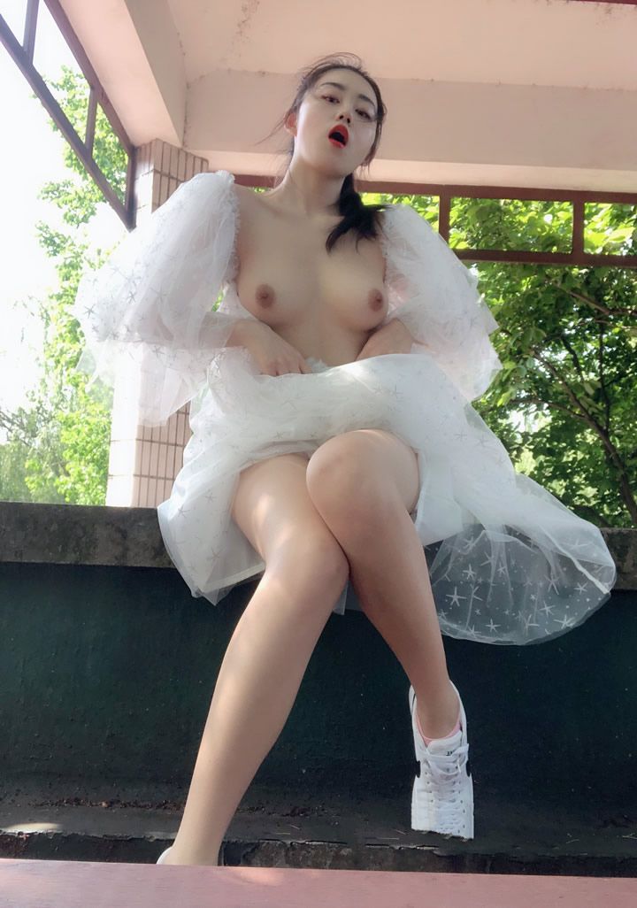 大二气质美女吴X晶凉亭无圣光视图20